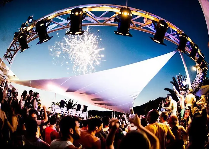 Hotel Far Out Village 3*