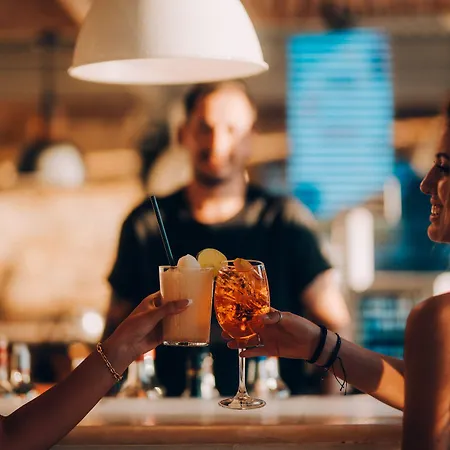 Hotel Far Out Village 3*