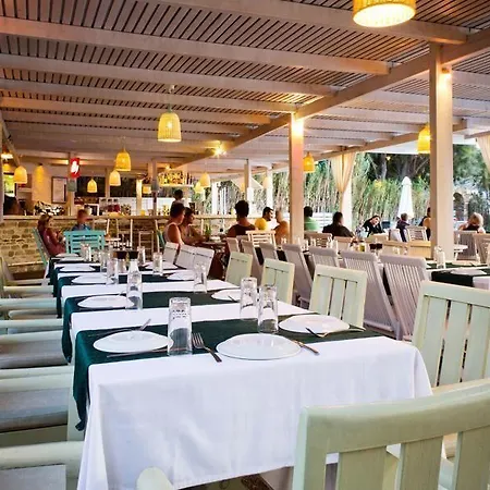 Szálloda Far Out Village Milopótasz