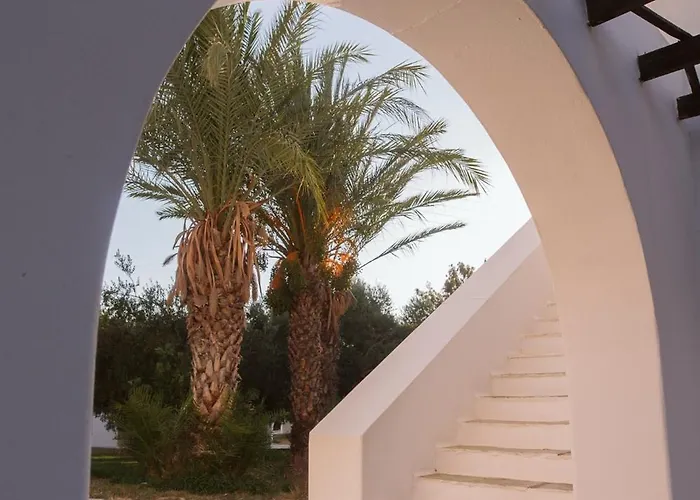 Far Out Village Ξενοδοχείο 3*